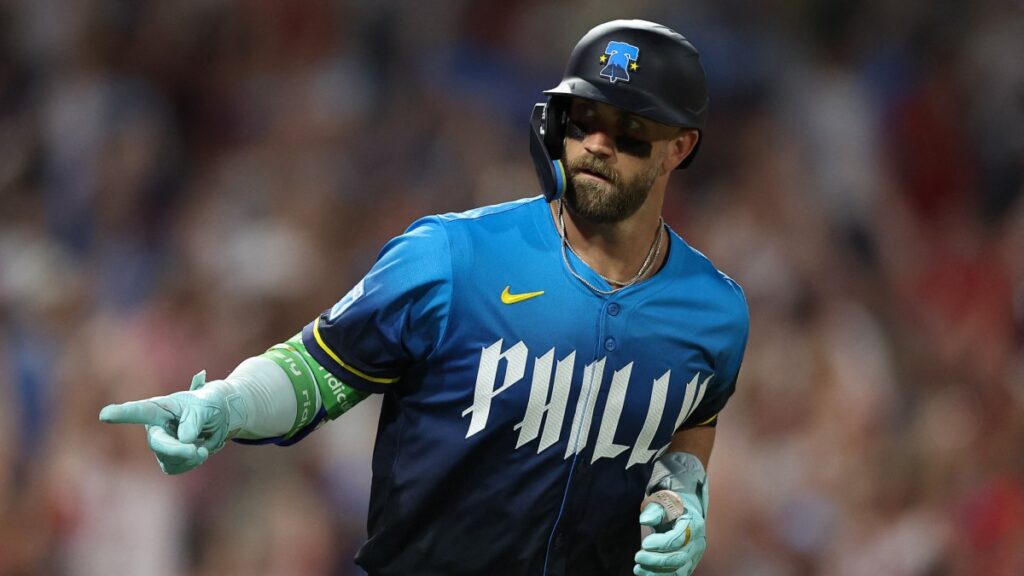 Bryce Harper se hace de palabras con Manfred | Bill Streicher-Imagn Images