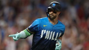 ¡Tenso encuentro! Bryce Harper y Rob Manfred protagonizan un cruce de palabras en reunión con los Phillies