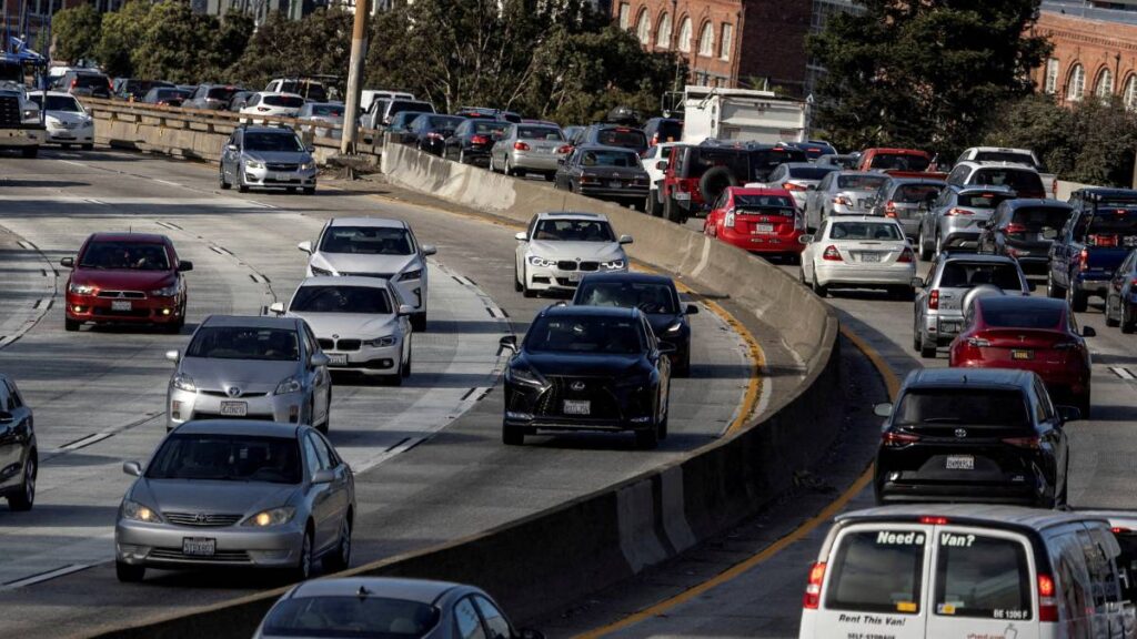 Hoy NO Circula: ¿Qué autos no circulan en la CDMX y EdoMex este martes?. Reuters