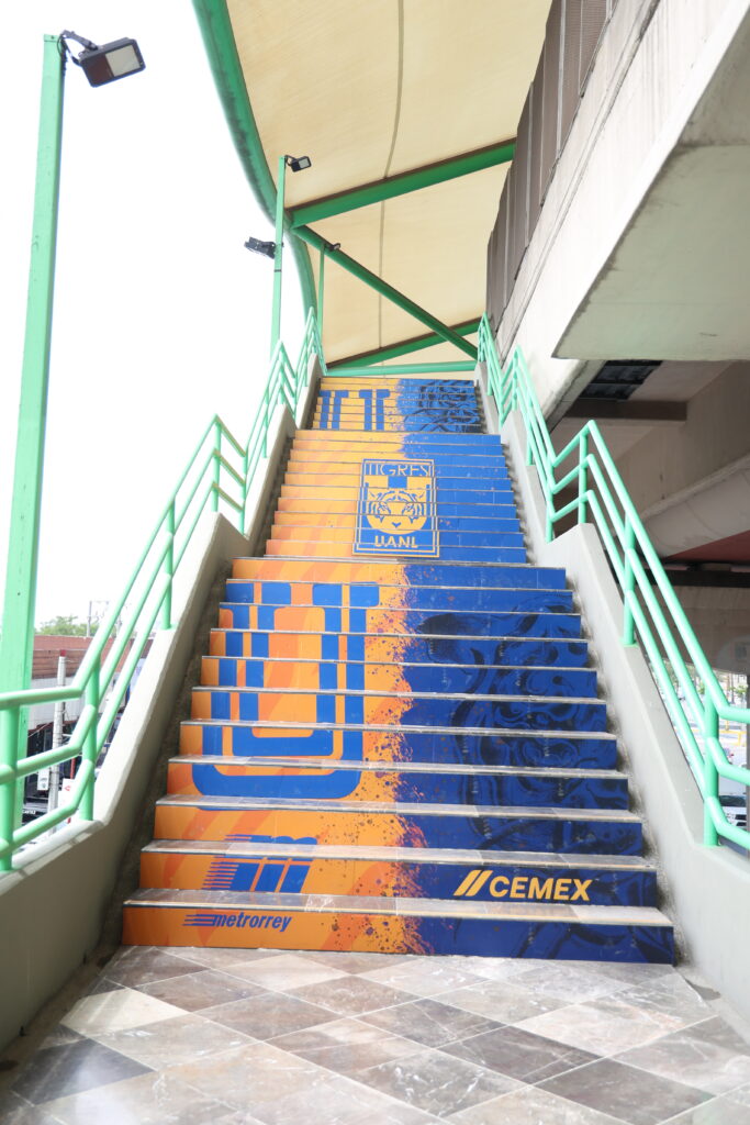 La estación Universidad se pinta de auriazul en Monterrey. Cortesía