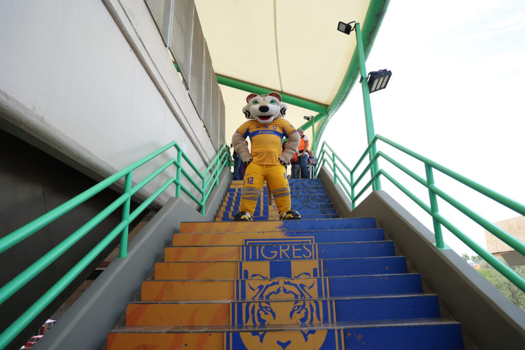 La estación Universidad se pinta de auriazul en Monterrey. Cortesía