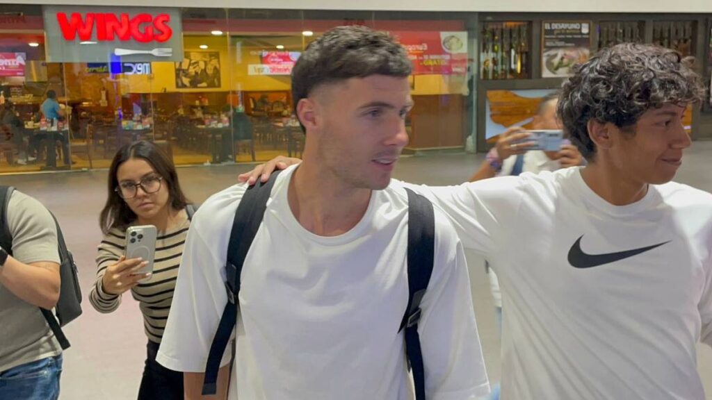 José Paradela llega a la CDMX para firmar con Cruz Azul