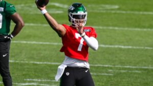 Los ‘Malditos Jets’ atacan de nuevo: Justin Fields sufre lesión y sale en camilla del entrenamiento