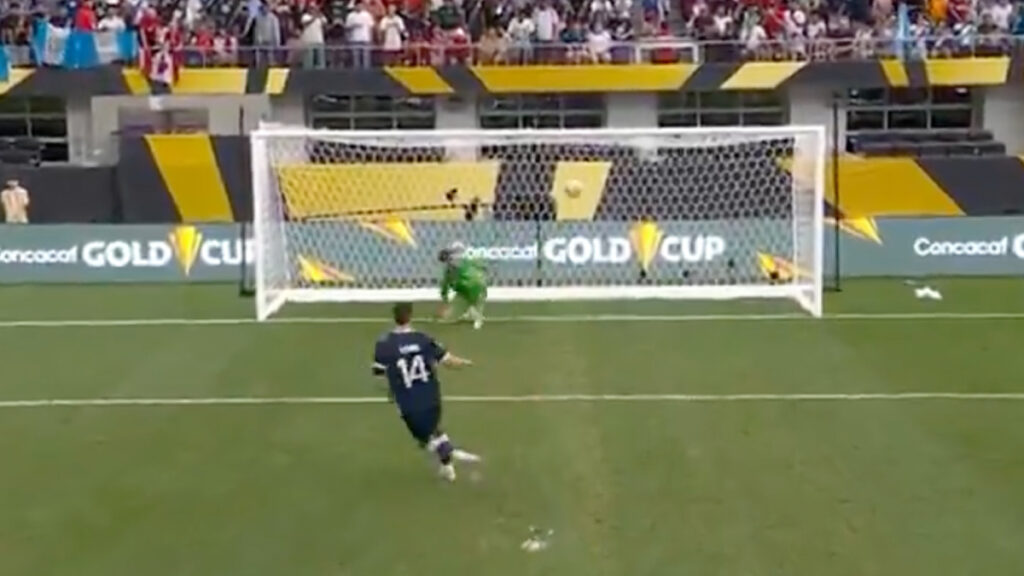 Lom y su panenka. (captura Gold Cup X)
