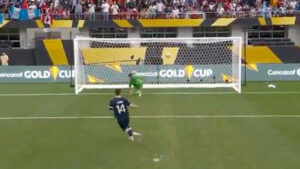 De genio total: Darwin Lom revela el motivo de su panenka contra Canadá