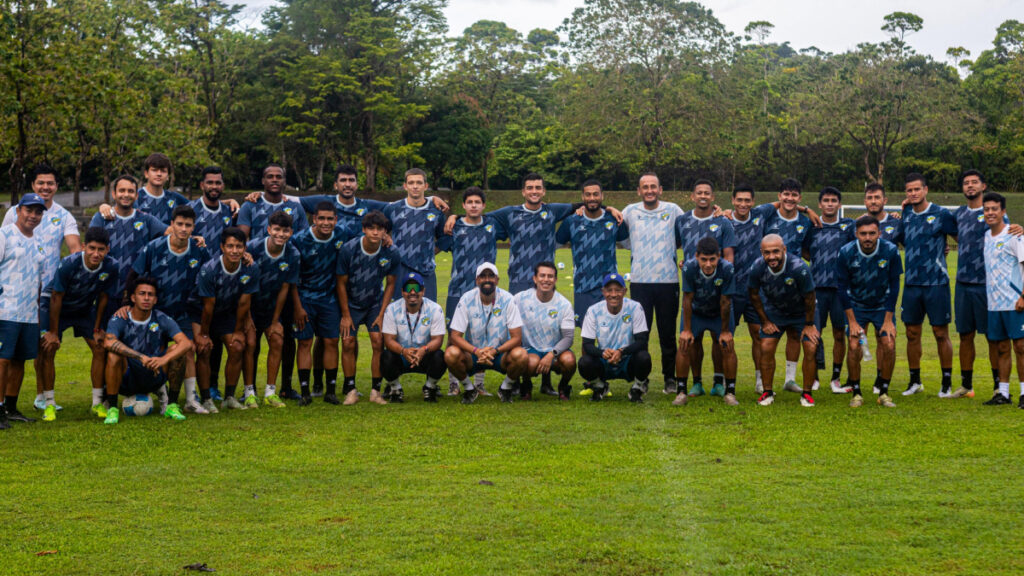El plantel completo de Comunicaciones de pretemporada. (Comunicaciones X Oficial)