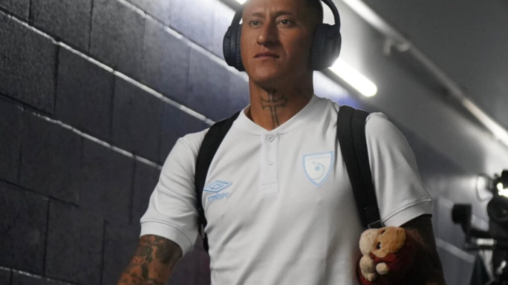 Robles llegando a un partido con el peluche que llevaba su hermano. (IG Sthiven Robles oficial)