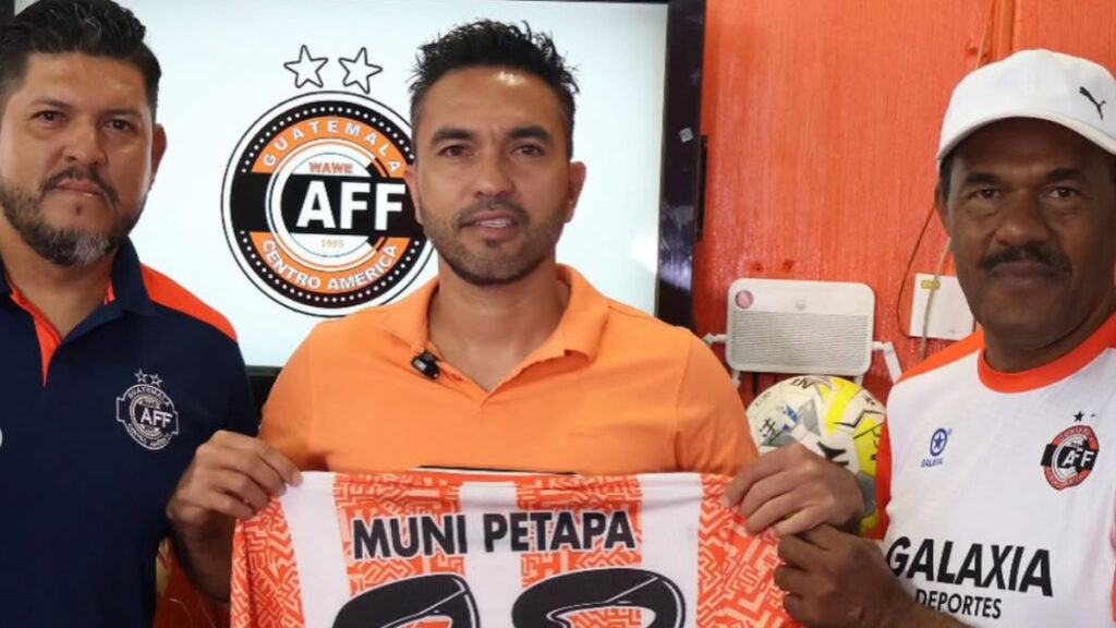 Kamiani Félix mostrando su nueva camiseta. (IG Kamiani oficial)