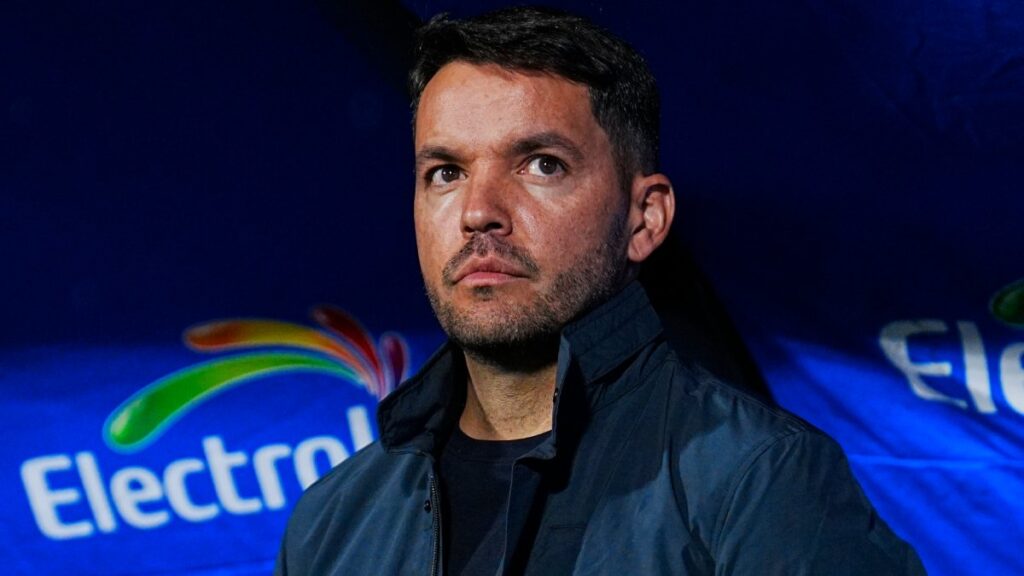 Larcamón durante un juego al frente de los cementeros