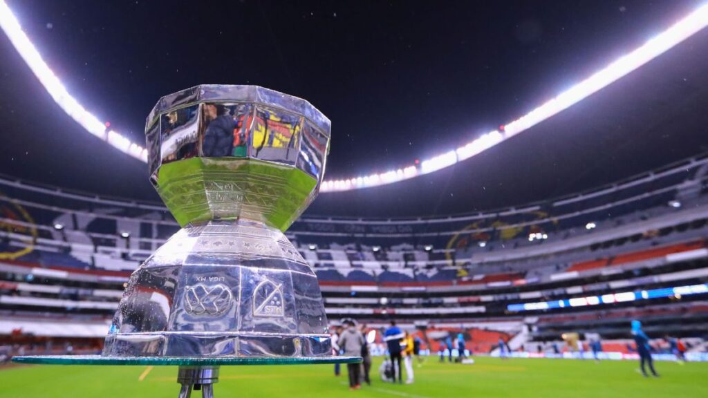 El trofeo de la Leagues Cup en el Estadio Azteca
