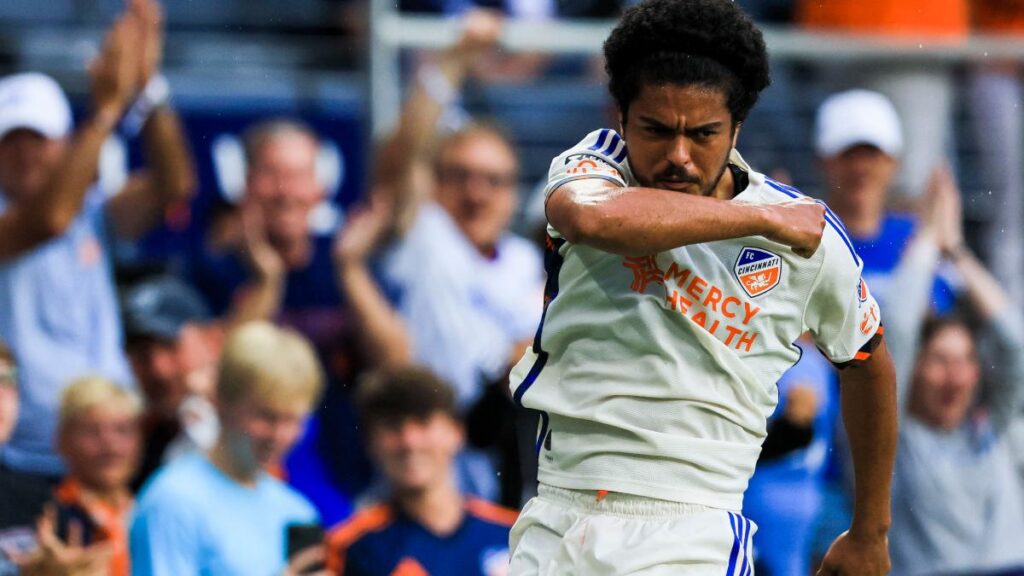 Evander en festejo de gol del Cincinnati