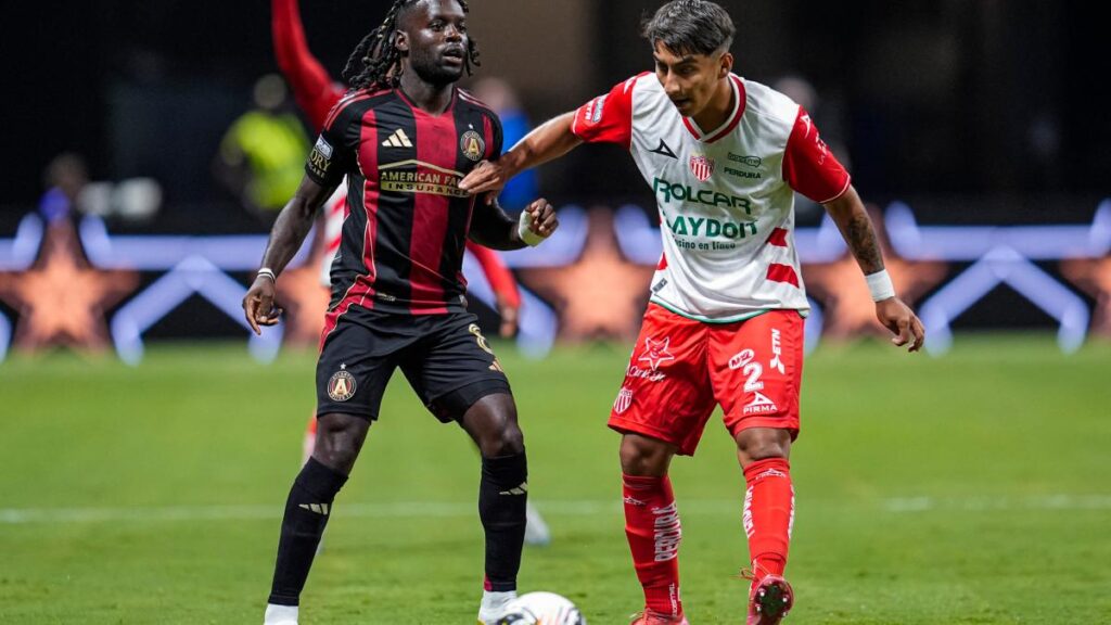 Jugadores de Necaxa y Atlanta durante el partido