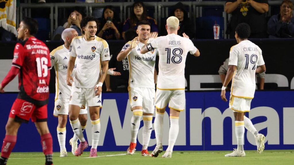 Jugadores del Galaxy festejan gol ante Xolos
