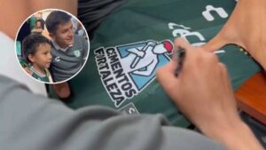 Iván Moreno conmueve al regalar camiseta oficial del León a un tierno niño