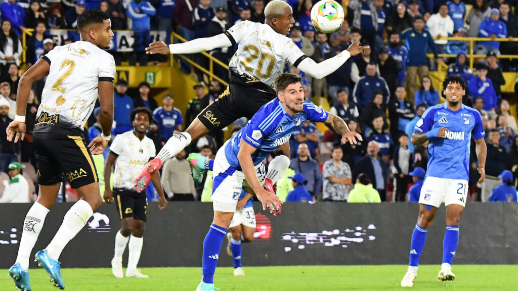 Santiago Giordana y Jan Carlos Angulo disputan la pelota. - Vizzor Image.