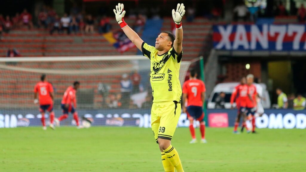 El guardameta de Envigado celebrando el triunfo vs Medellín / Vizzor