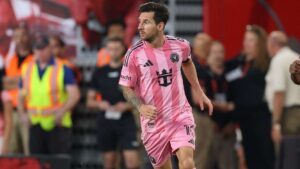 Messi, motivado, vuelve ante Atlas tras su suspensión y debuta Rodrigo de Paul como titular