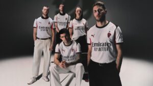 Santiago Gimenez modela el nuevo uniforme de visitante del Milan para la temporada 2025/26