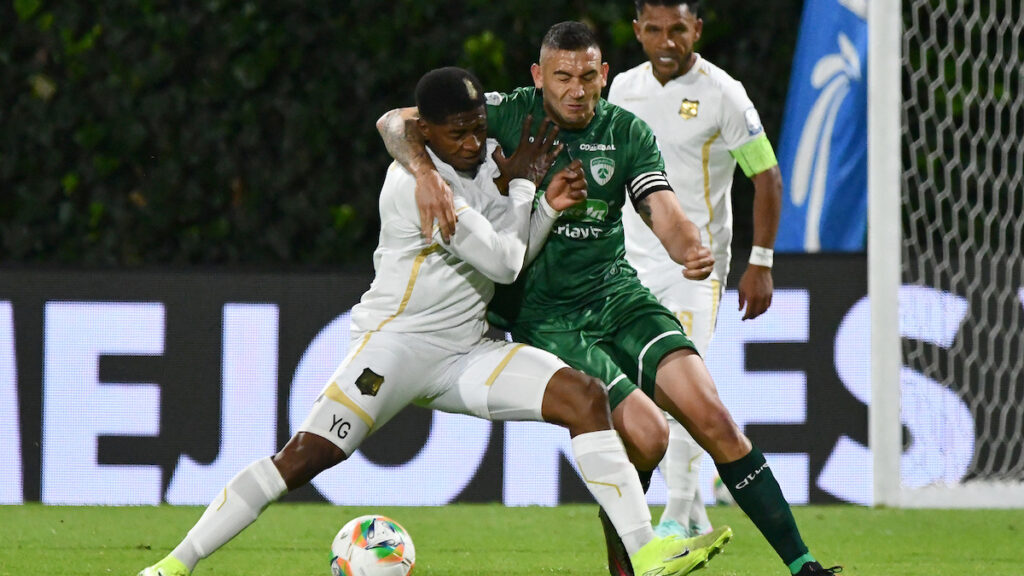 Yony González y Mateo Rodas, en una disputa. - Vizzor Image.