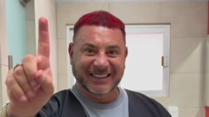 Turco Mohamed paga apuesta y presume su “infernal” look
