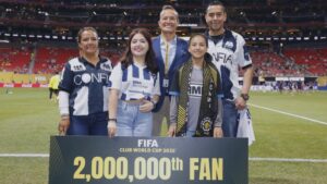 La FIFA premia a aficionado mexicano por ser el espectador número dos millones en el Mundial de Clubes 2025