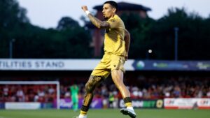 Daniel Muñoz estrena número con celebración en el Crystal Palace