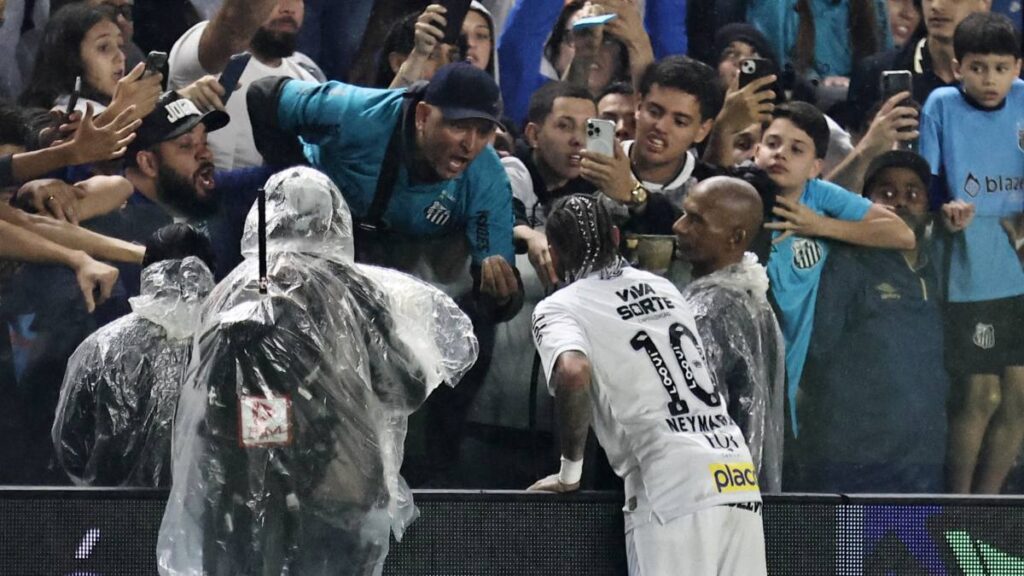 Neymar protagoniza altercado con aficionado tras derrota de Santos ante Porto Alegre