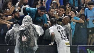 Neymar protagoniza altercado con aficionado tras derrota de Santos ante Porto Alegre