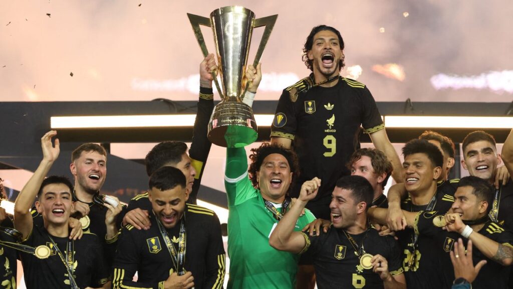 Memo Ochoa levantando el trofeo de la Copa Oro