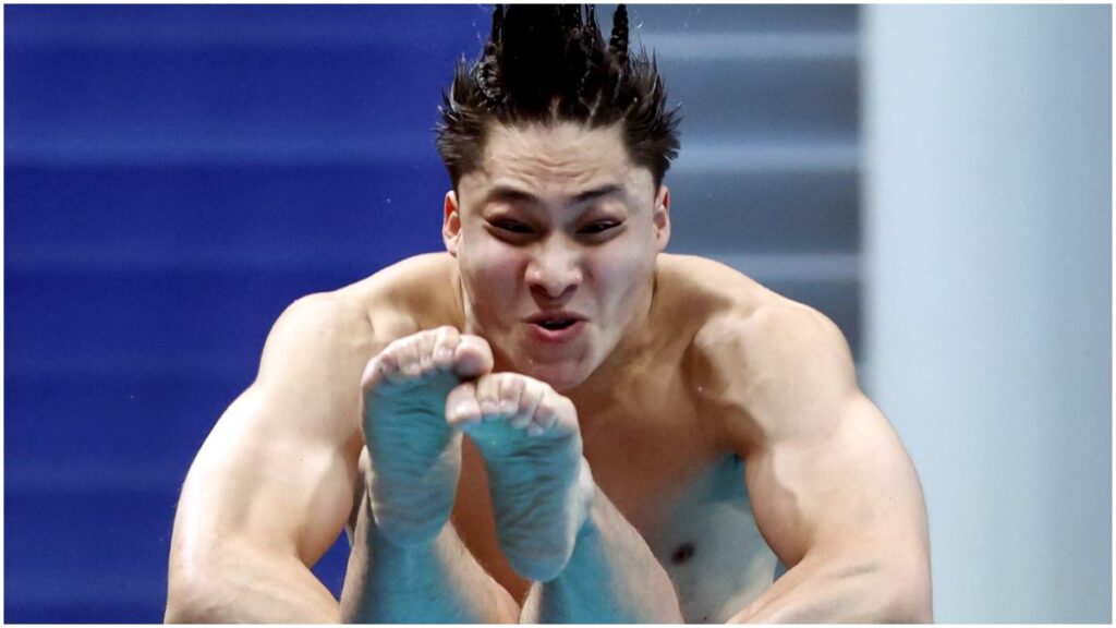 Osmar Olvera, durante un salto en Singapur 2025 | Reuters