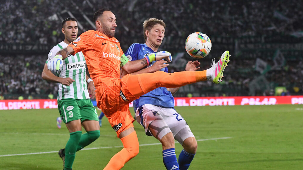 David Ospina y Andrés Llinás disputan la pelota. - Vizzor Image.