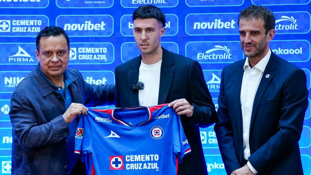 Paradela en su presentación con Cruz Azul