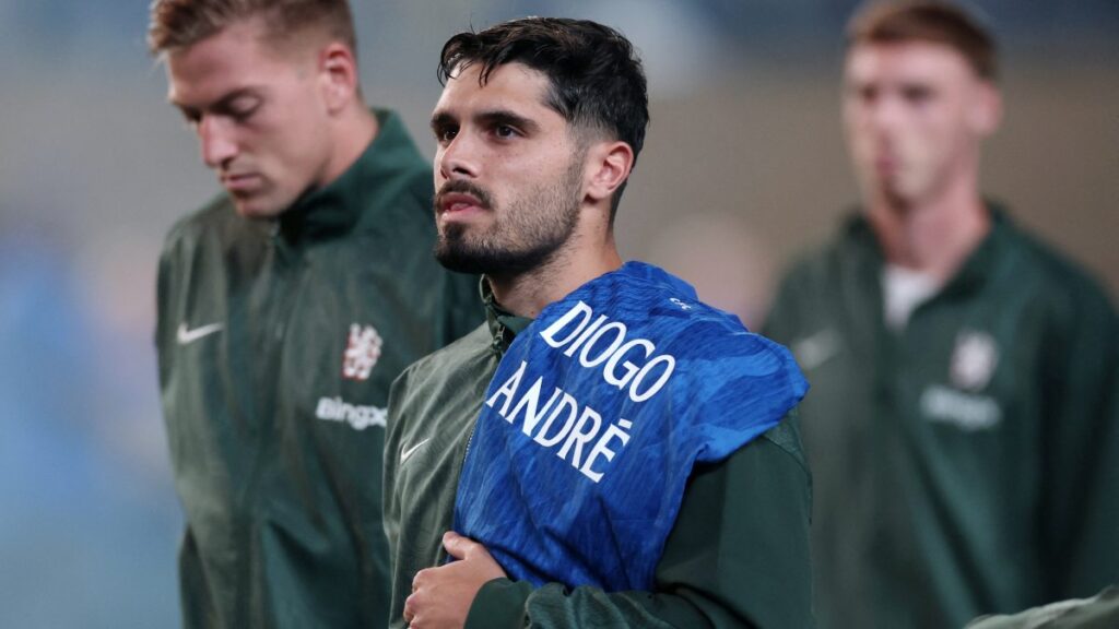 Neto sostiene una playera en tributo a Diogo Jota y Andre Silva