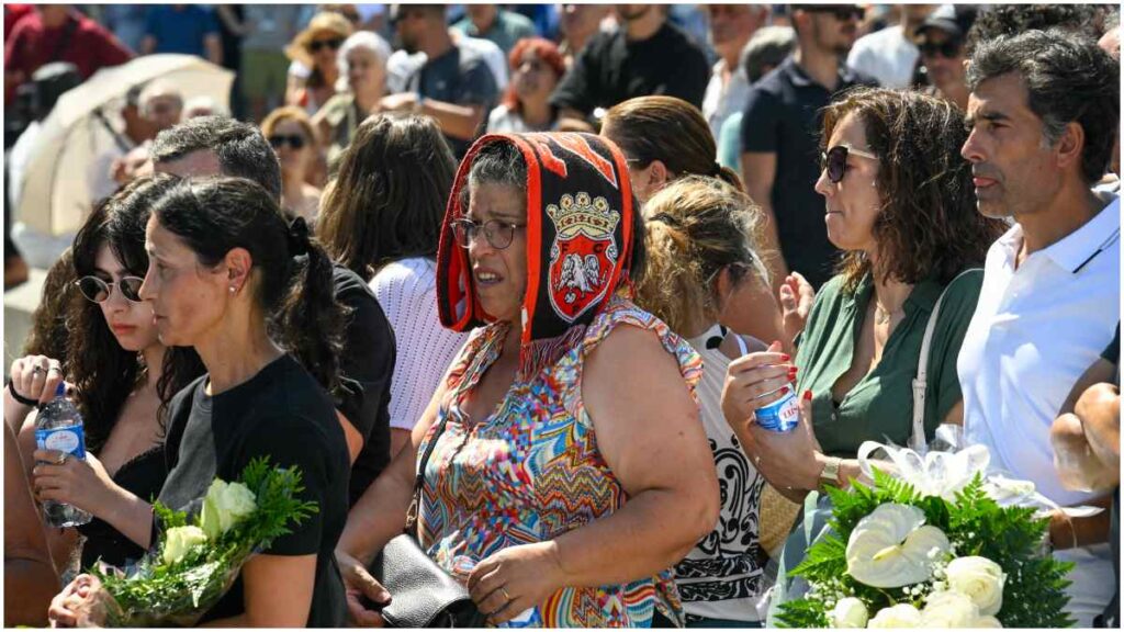 Personas esperan el funeral de Diogo Jota | AFP Photo; Miguel Riopa