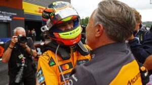 “Es una máquina”: Zak Brown se rinde ante Piastri tras su victoria en Spa