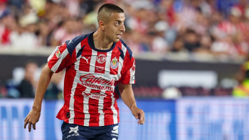 El Piojo Alvarado en partido de las Chivas
