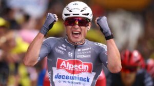 Jasper Philipsen porta la primera camiseta amarilla: Tadej Pogacar y Jonas Vingegaard aún no se hacen daño en el Tour de Francia 2025