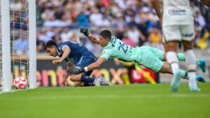 ¡Les urge un portero! Rodrigo Parra vuelve a hundir a Pumas, ahora contra el Pachuca