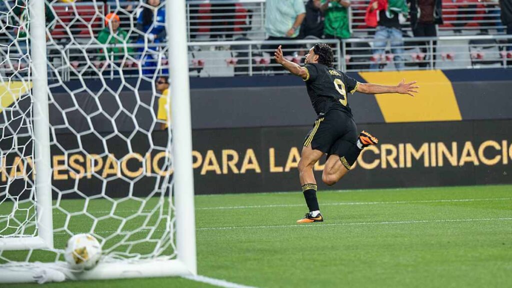 Raúl Jiménez marca su noveno gol en la Copa Oro