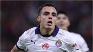 ¡Hugo Camberos renueva con las Chivas, pero tendría la puerta abierta a Europa!