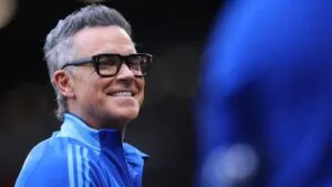 Robbie Williams y Laura Pausini estrenarán el himno oficial de FIFA en la final del Mundial de Clubes