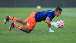 Rodrigo Parra debuta ante Santos Laguna y es el portero más joven de la historia de Pumas