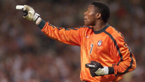 Muere Peter Rufai, el arquero nigeriano que cambió su reino por una pelota de fútbol