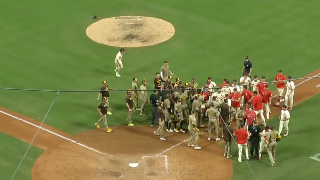 ¡Se vacían las bancas! Manny Machado es golpeado y se encienden los ánimos entre Padres y Cardinals