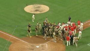 ¡Se vacían las bancas! Manny Machado es golpeado y se encienden los ánimos entre Padres y Cardinals