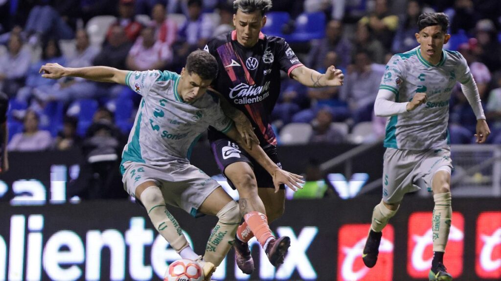 Puebla y Santos durante el partido de la jornada 3 del Apertura 2025|