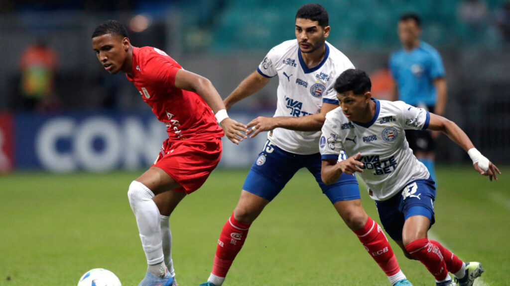 Una acción de juego entre Bahía y América en el Fonte Nova. | AFP