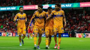 Tigres sorprende y sufre al final ante el campeón Toluca