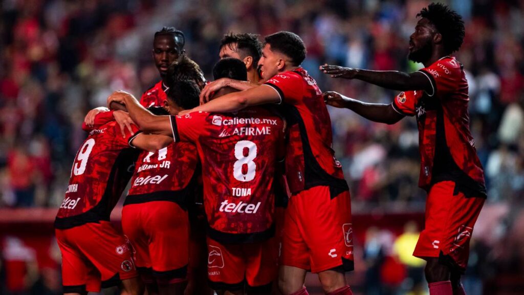 Jugadores de Tijuana festejan el gol de la victoria 