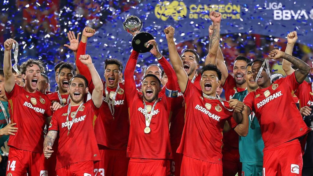 Los Diablos Rojos del Toluca levantando el título
